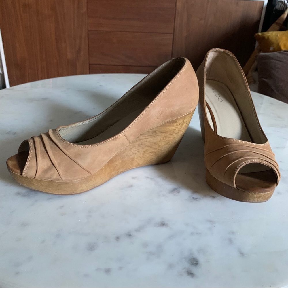 Tan leather open-toe wedge